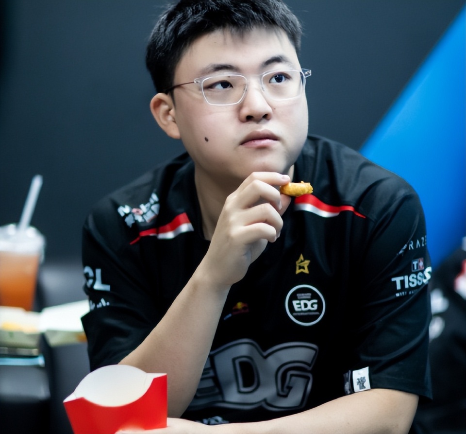 兰博电竞-Uzi爆冷击败巴黎圣日耳曼，回归赛场引爆全场！的简单介绍